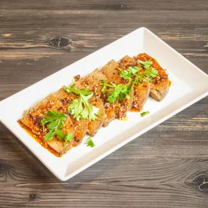 Runderlever met chili, sojasaus en alfalfa