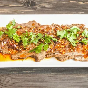 Rundvlees met chili, sesam- en sojasaus, koriander