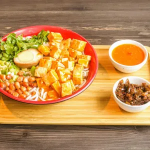 Tofu-groenten rijstnoedelsoep