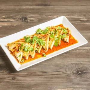Gebakken tofu met chili en sesamsaus