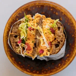 Broodje pittige tonijnsalade