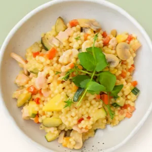 Maaltijdsalade met gerookte kip & parelcouscous