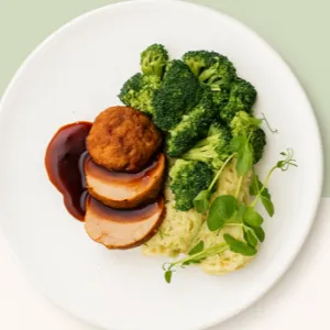 Gehaktbal met jus, puree & broccoli in kaassaus