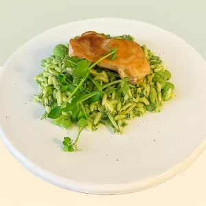 High Protein kippendij met orzo, spinazie & tuinbonen