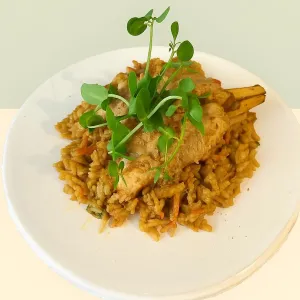 Kipsaté met nasi & knapperige groenten