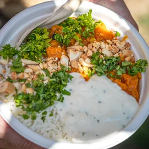 Curry op basis van zoete aardappel, linzen, tomaat l, spinazie en kokos samen met rijst