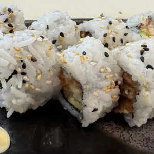 Uramaki nr 25.Krokante kip (4 stuks)