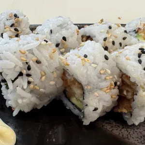 Uramaki nr 25.Krokante kip (8 stuks)