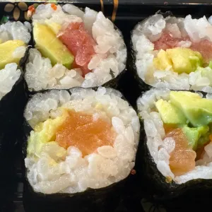 Hosomakinr 16. Avocado zalm rol (8 stuks)