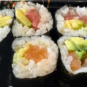 nr 15.Hosomaki Avocado tonjin rol (4 stuks)