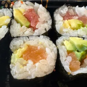 nr 15.Hosomaki Avocado tonjin rol (8 stuks)