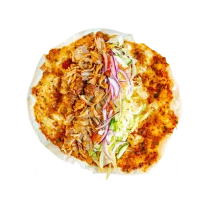 Turkse pizza met salade, kip, doner en knoflooksaus