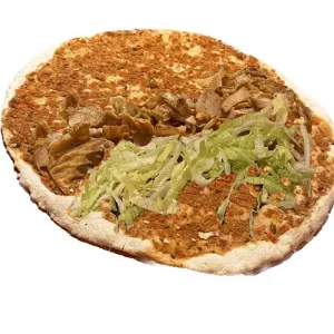 Turkse pizza met salade, doner en knoflooksaus