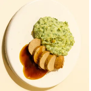 Gehaktbal met boerenkoolstamppot en jus extra