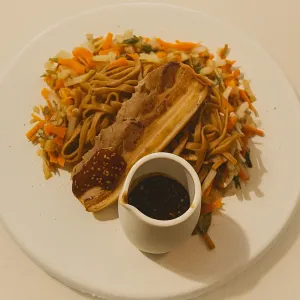 Buikspek met bami en sesam-ketjap saus extra