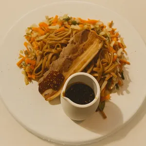 Buikspek met bami en sesam-ketjap saus