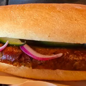 Broodje pittige kippenworst