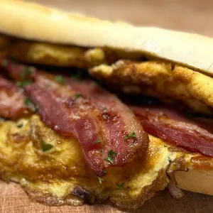 Broodje omelet bacon