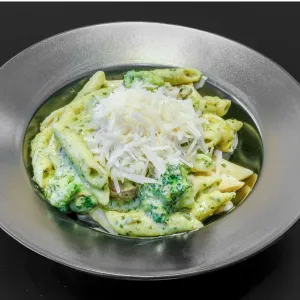 Vegetarische pasta pesto roomsaus