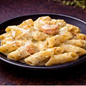 Kinder pasta kip roomsaus