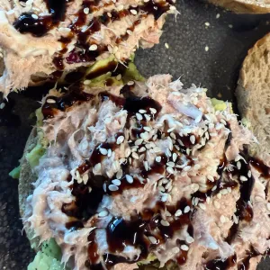 Rustieke bol tonijn salade sesam