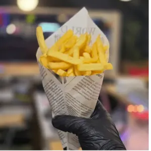 Puntzak friet Met saus