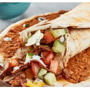 Turkse pizza met kipdöner