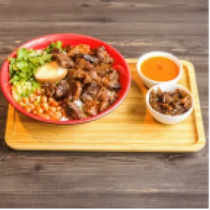 Beef rice noodle soup / 牛肉米粉汤