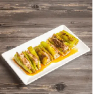 Stuffed bell pepper with minced beef, spring onion, & sriracha sauce / 虎皮青椒