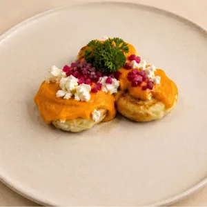 Knolselderij met een creme van wortel, geitenkaas en granaatappel