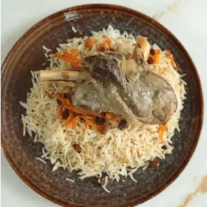 Qabili pulao met lamsschenkel