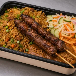 Surinaamse nasi met twee stokjes saté, zuurgoed en sambalfrietjes (halal)