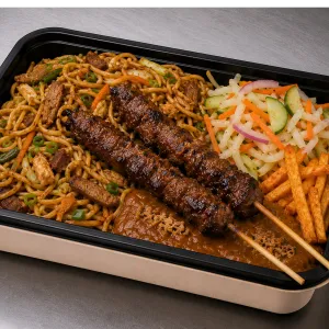 Surinaamse bami met twee stokjes saté, zuurgoed en sambalfrietjes (halal)