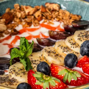 Klein yoghurtje met vers fruit
