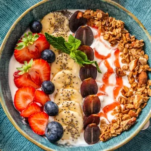 Romige Griekse yoghurt met granola, jam en vers fruit
