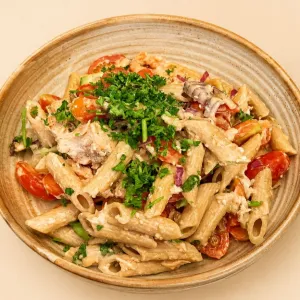 Koude pasta salade met gerookte zalm