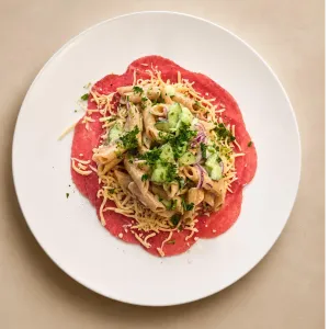Carpaccio salade met volkoren pasta en truffel