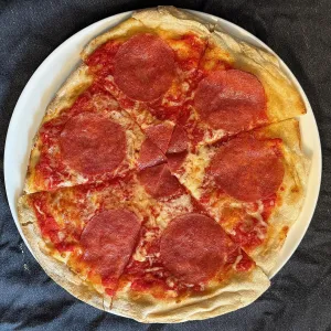Pizza salami groot