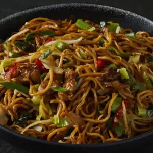 70. Chinese Bami met gesneden kippenvlees