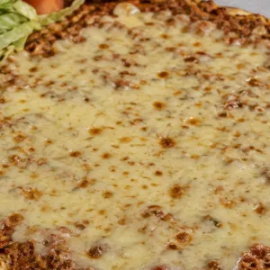 Turkse pizza met jonge kaas